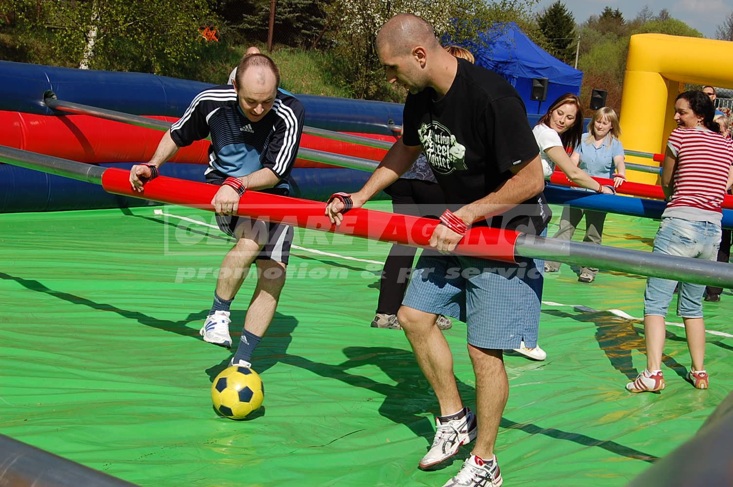 Lidský stolní fotbal