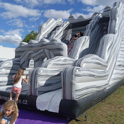 Horolezecká stěna se skluzavkou Cliffhanger