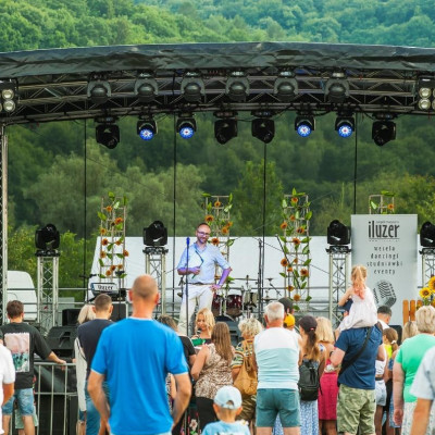 Mobilní podium - 8 x 6 m