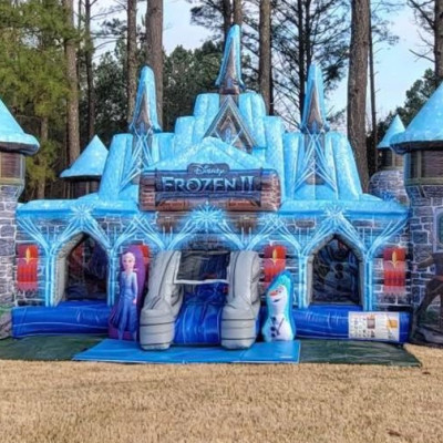 Hrad se skluzavkou „Ledové království“