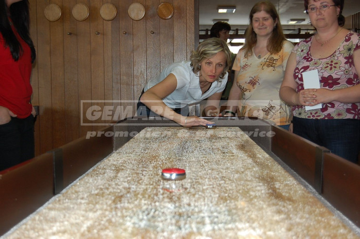 pronájem atrakce vánoční večírek Shuffleboard