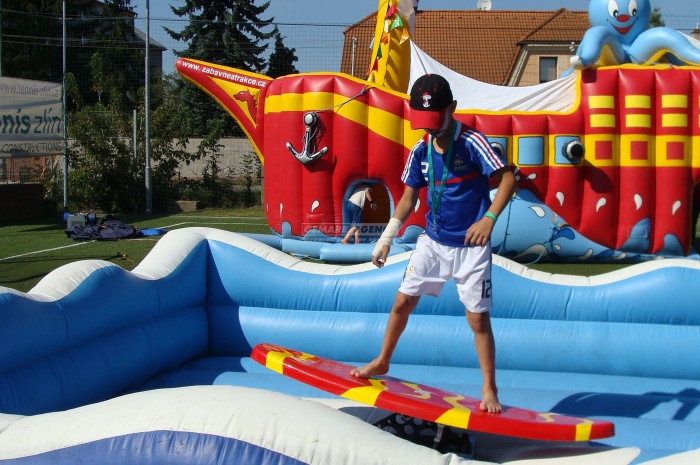 pronajem-atrakce-surf-simulator