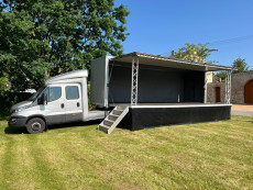 pronájem mobilní pódium 8x4m