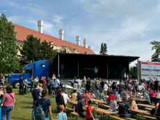 pronájem usa truck podium