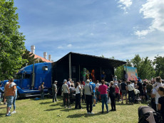 mobilní podium pronájem