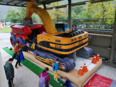 Půjčovna nafukovací atrakce bagr