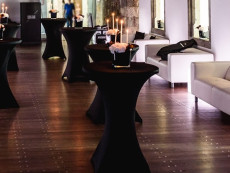 bistrostolek s ubrusem