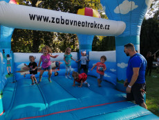 skákací hrad letecký den