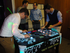 Pronájem atrakce lovec světla duel