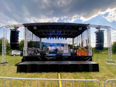 půjčovna podium na přívěsu 8 x 6