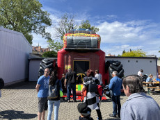 pronajem-skakaciho-hradu-monster-truck