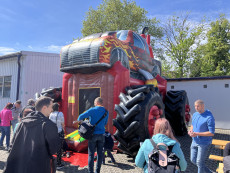 Skákací hrad terénní auto Brno