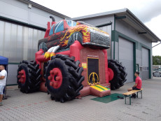 pronajem-skakaciho-hradu-auto