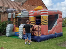 pronájem nafukovacích atrakcí na oslavy