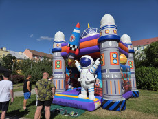 pronájem nafukovacího hradu vesmír kosmonaut