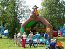 nafukovaci-hrad-divoky-zapad