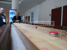 pronájem atrakce Shuffleboard