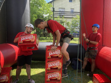 Pronájem atrakce pro děti, lezecká věž z pivních přepravek
