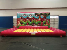 pronájem atrakce na teambuilding wipeout